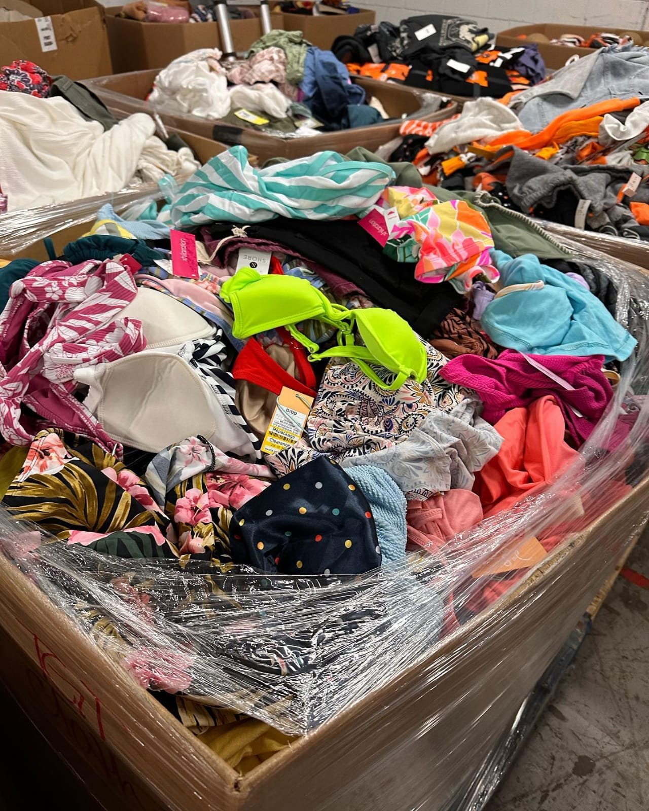 Wholesale women clothes pallets